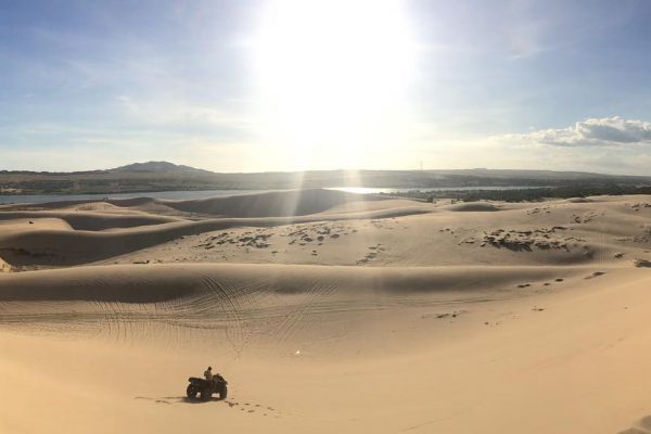 Moto địa hình đồi cát