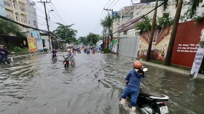 Tình trạng ngập lụt trên tuyến đường Nguyễn Duy Trinh